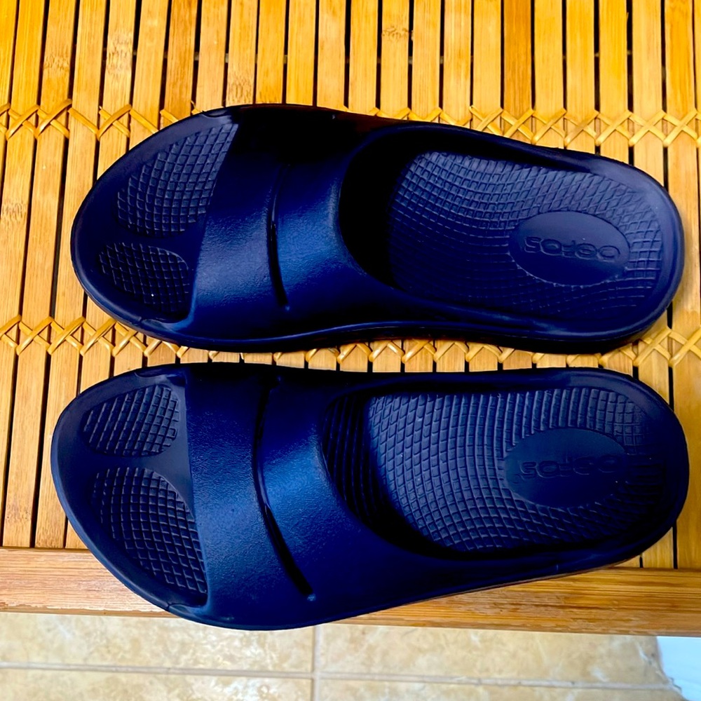 💙 🚶♀️OOFOS Navy Slides Recovery Sandals W/Cushioned Arch Support Sz W-5 M-3 - Picture 4 of 6
